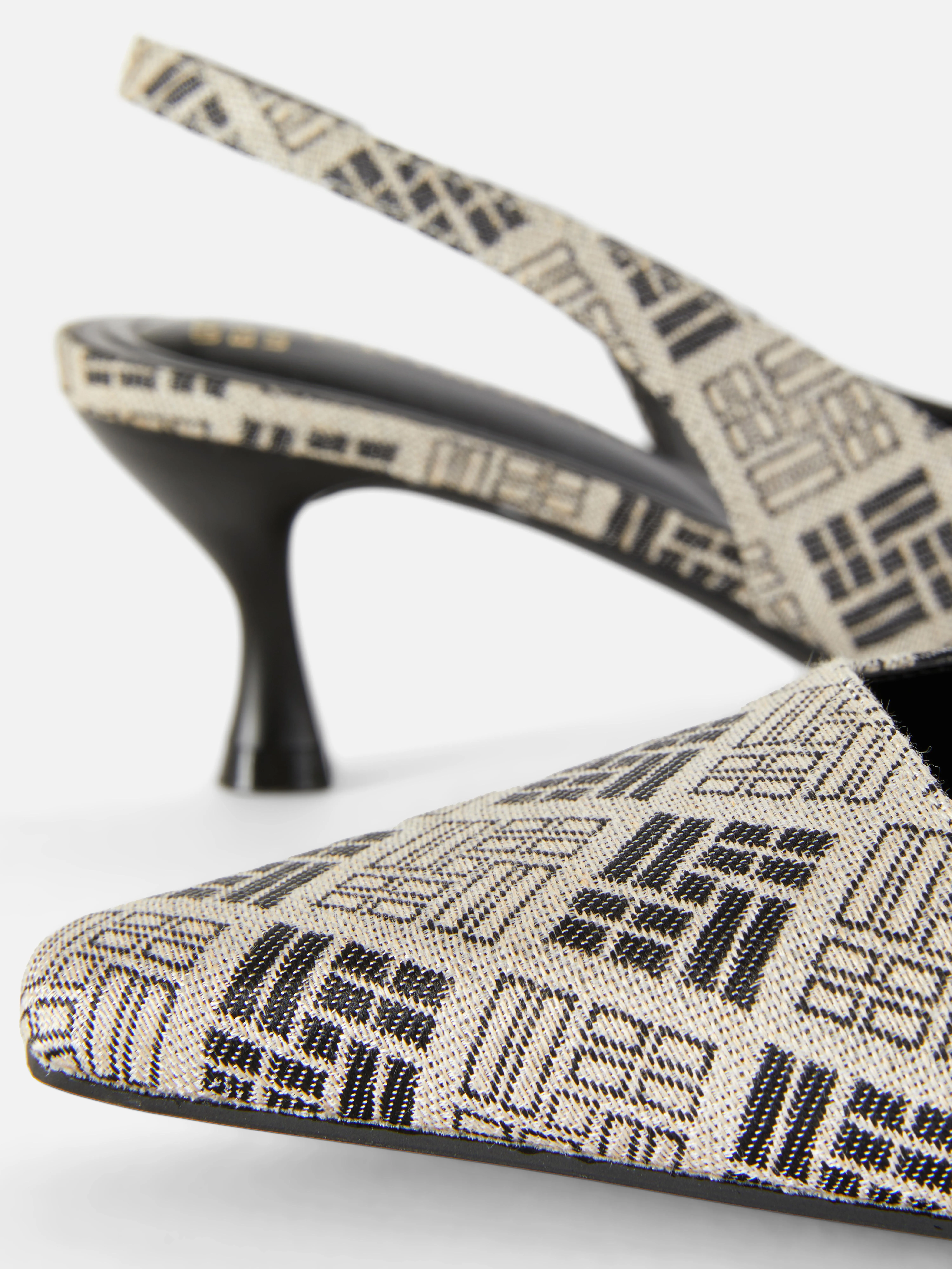 Zapatos de tacón chupete con diseño geométrico