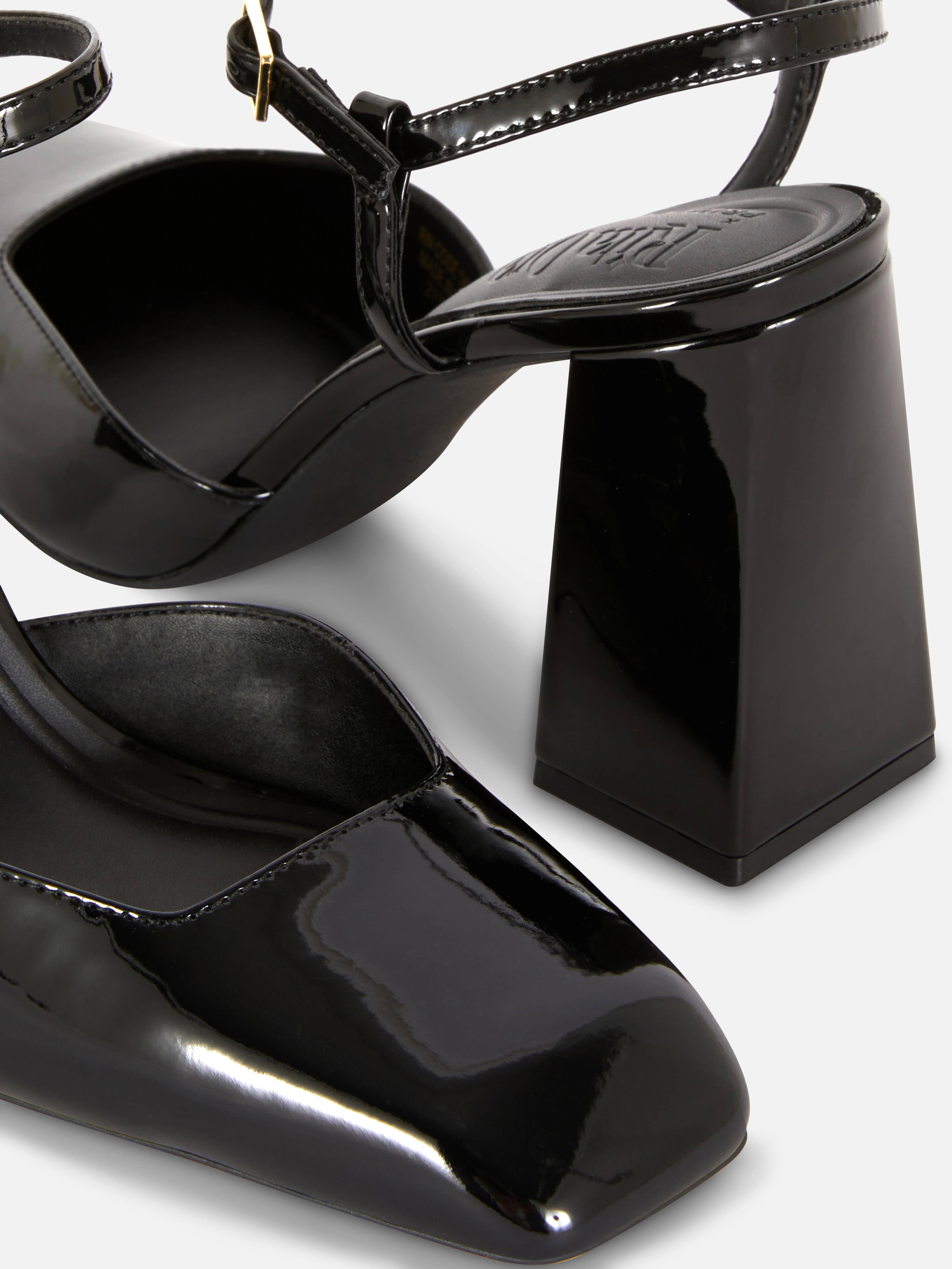 Zapatos de tacón grueso de charol de Rita Ora