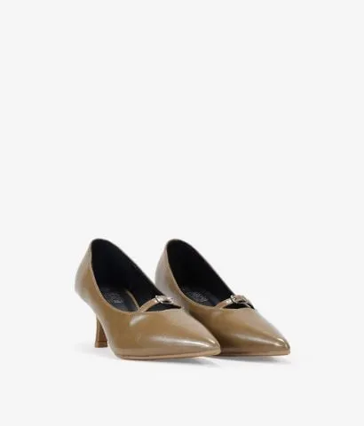 Zapatos de tacón taupe con hebilla 