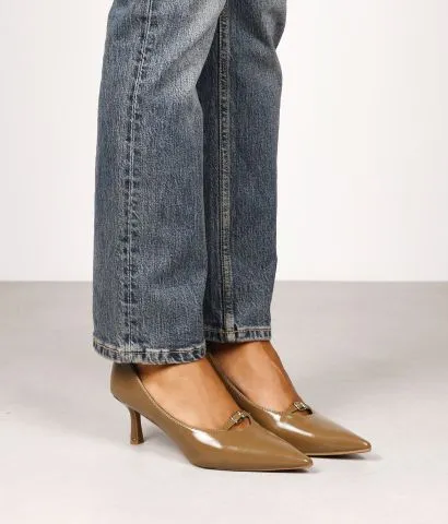 Zapatos de tacón taupe con hebilla 
